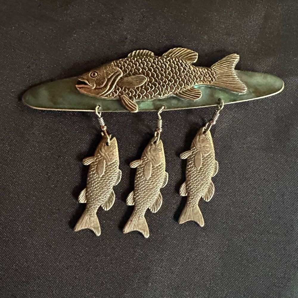Vintage Brass and Verdi Gris Fisherman’s Hat Pin Badge Brooch - Picture 10 of 10